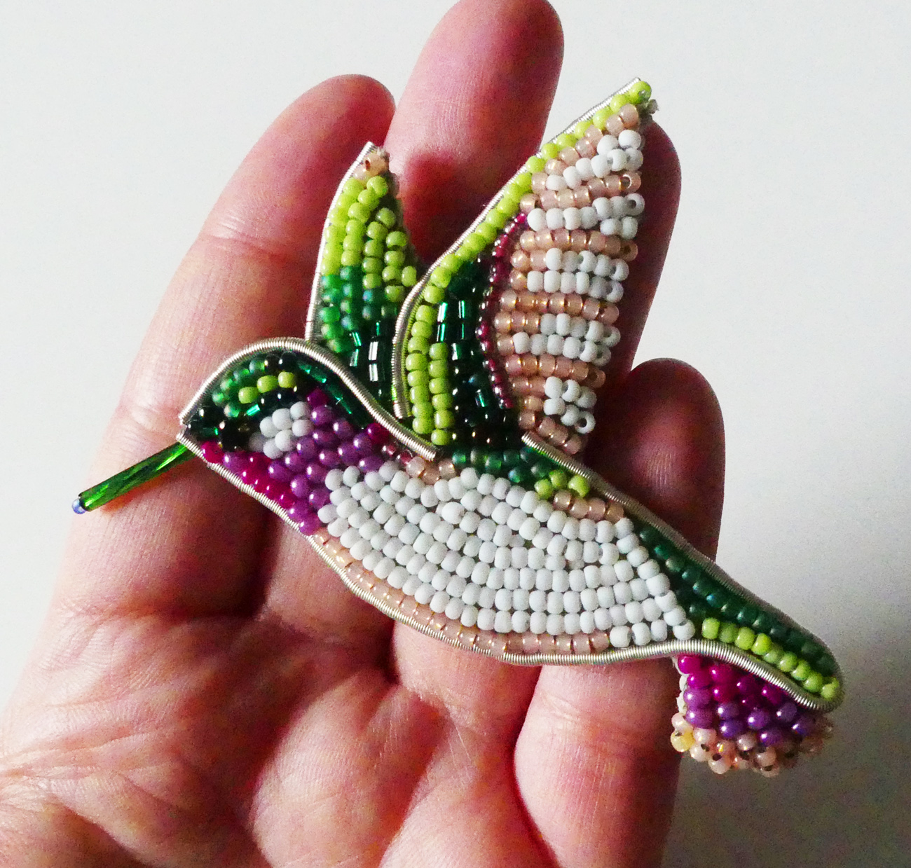 Handmade šitá korálková brošňa kolibrík