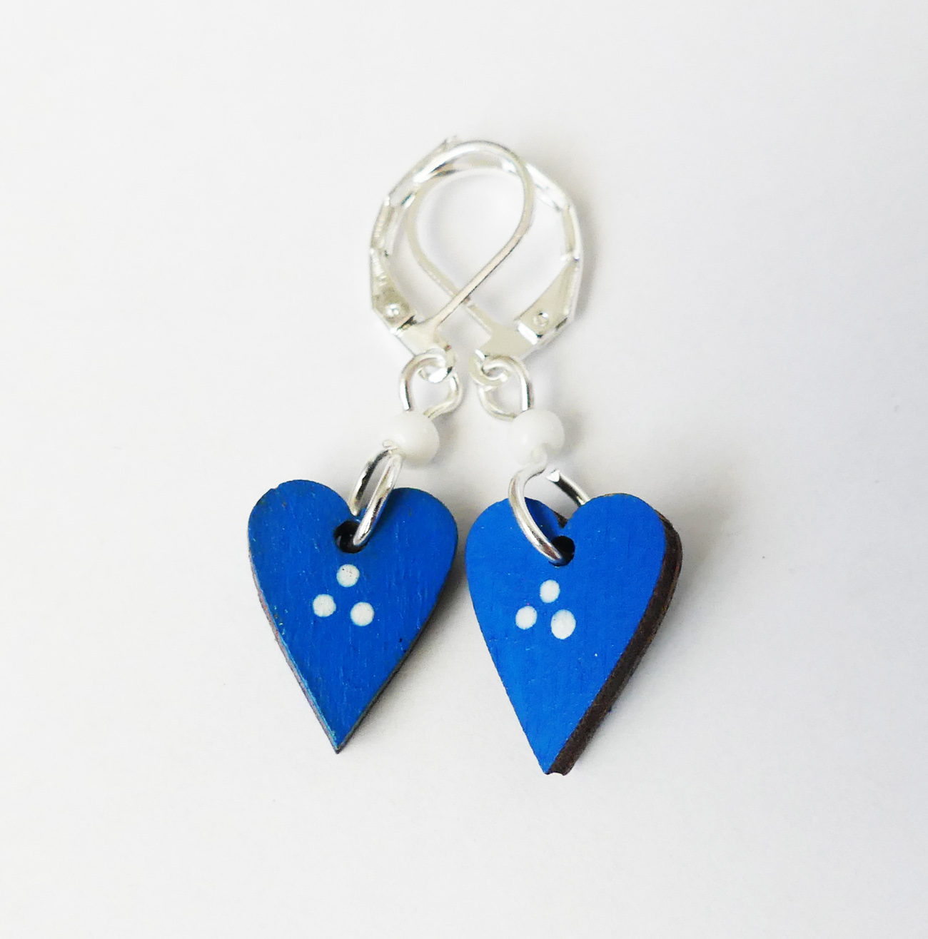 Modré srdcové náušnice z dreva s bielymi bodkami a uzatvárateľnými háčikmi