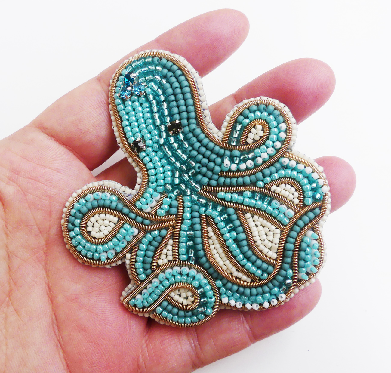 Handmade šitá korálková brošňa chobotnica