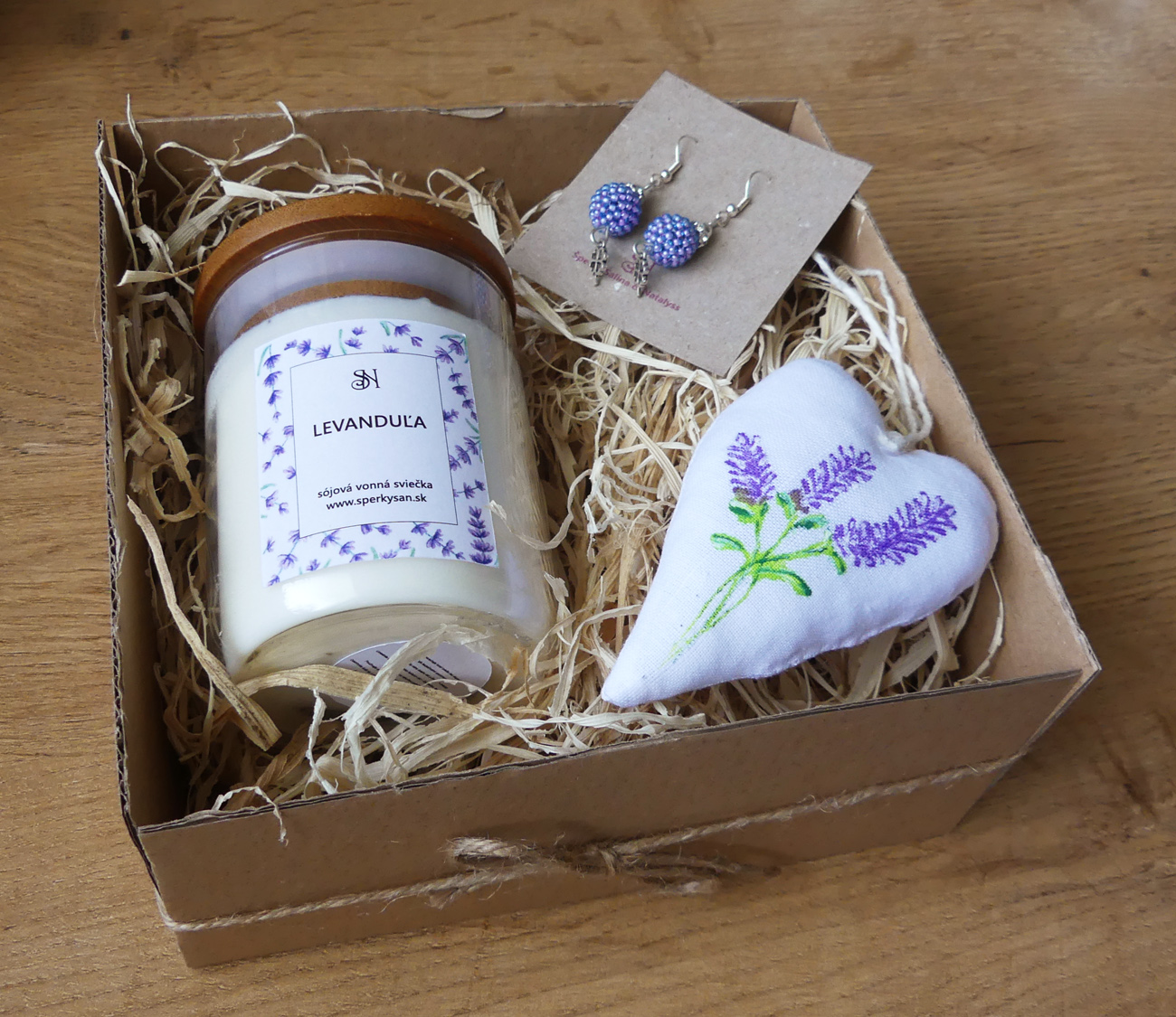 Fialový darčekový box pre ženy s náušnicami, sviečkou a dekoráciou