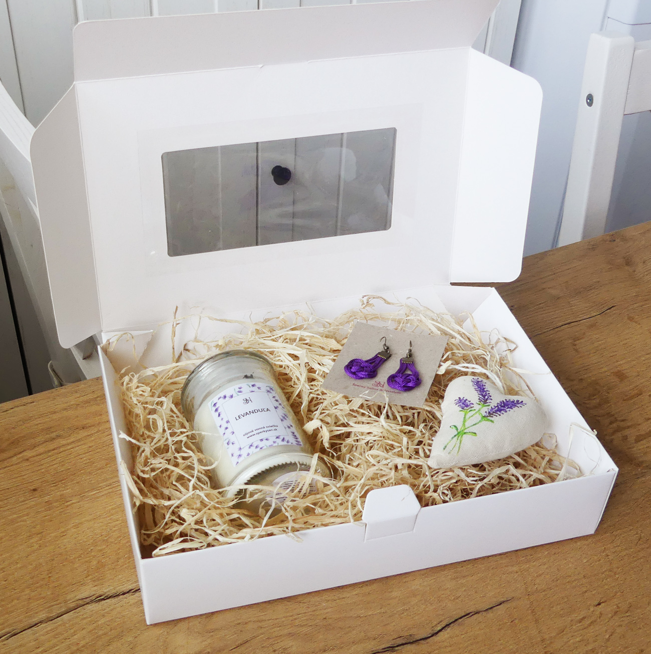 Fialový levanduľový darčekový box pre ženy s náušnicami, sviečkou a dekoráciou