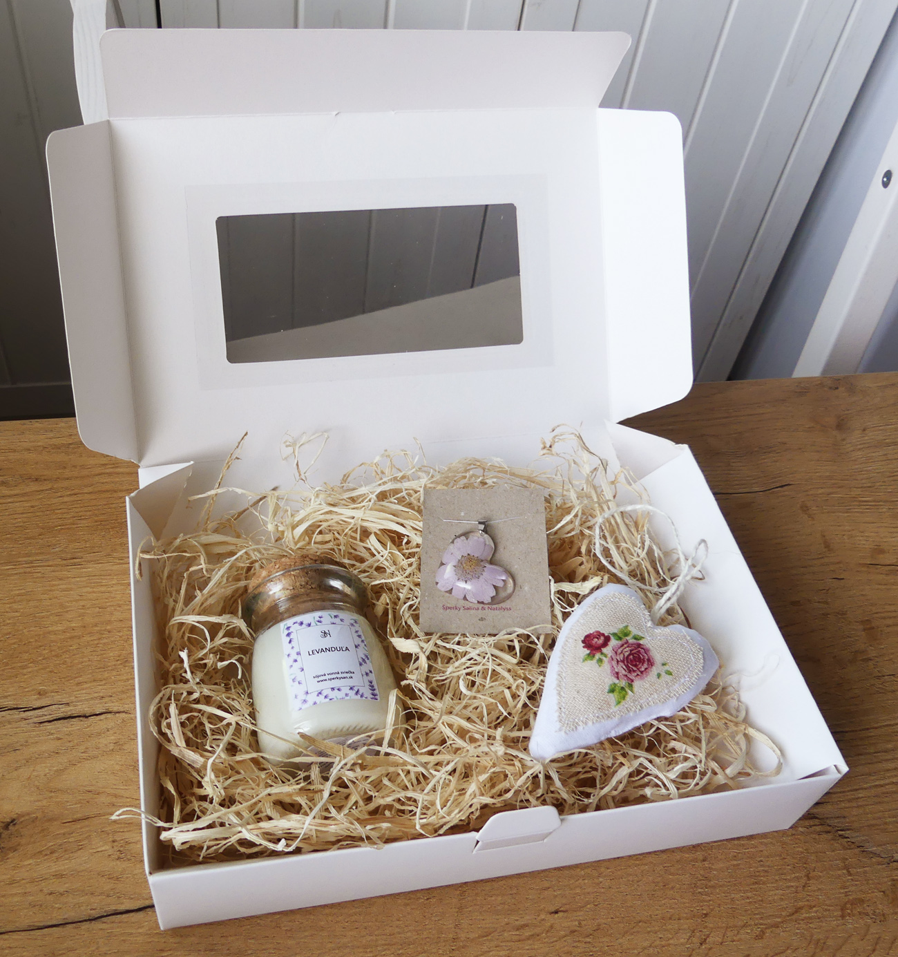 Levanduľový darčekový box pre ženy s príveskom, sviečkou a dekoráciami