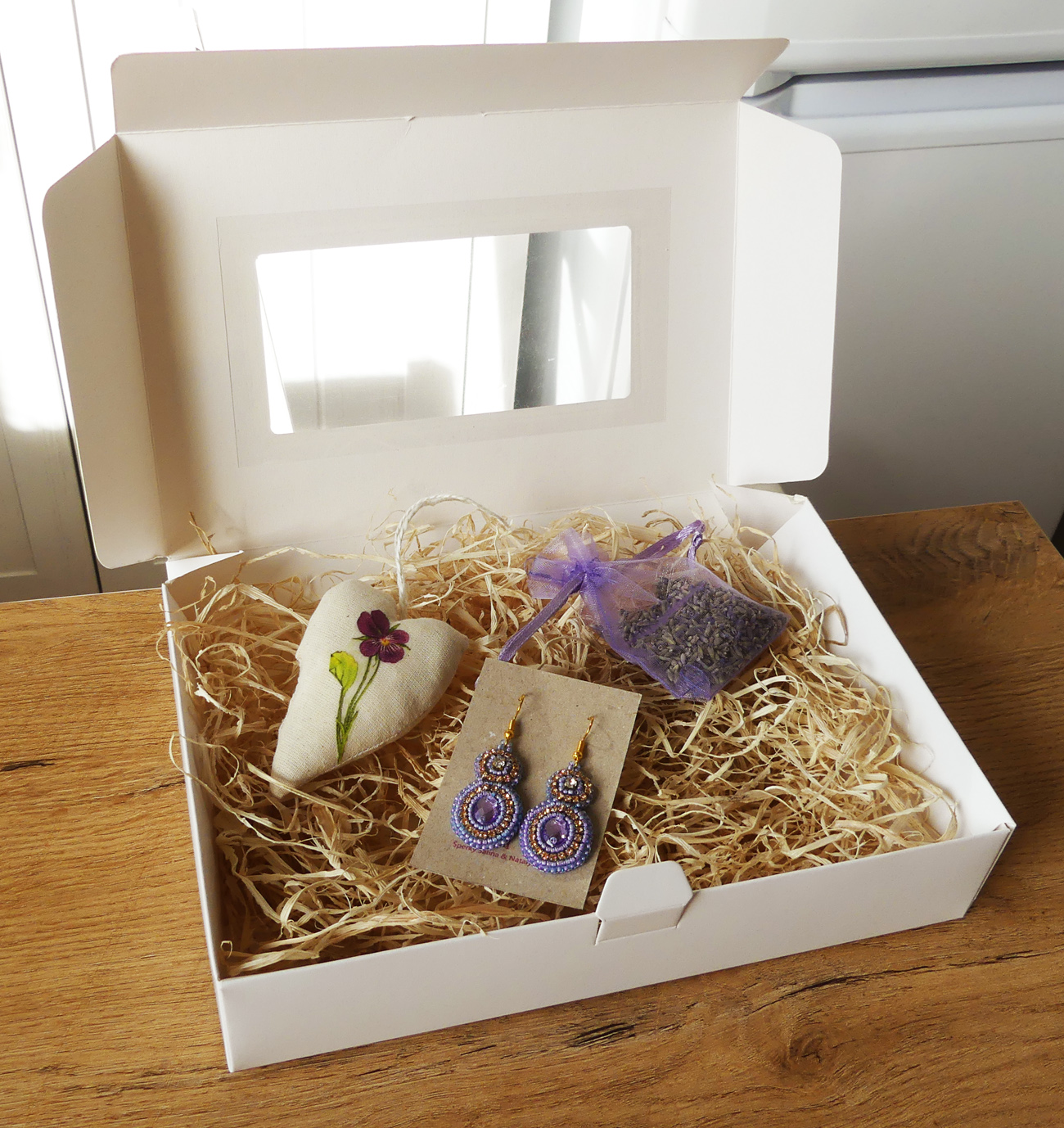 Levanduľový darčekový box pre ženy s elegantnými náušnicami a dekoráciami