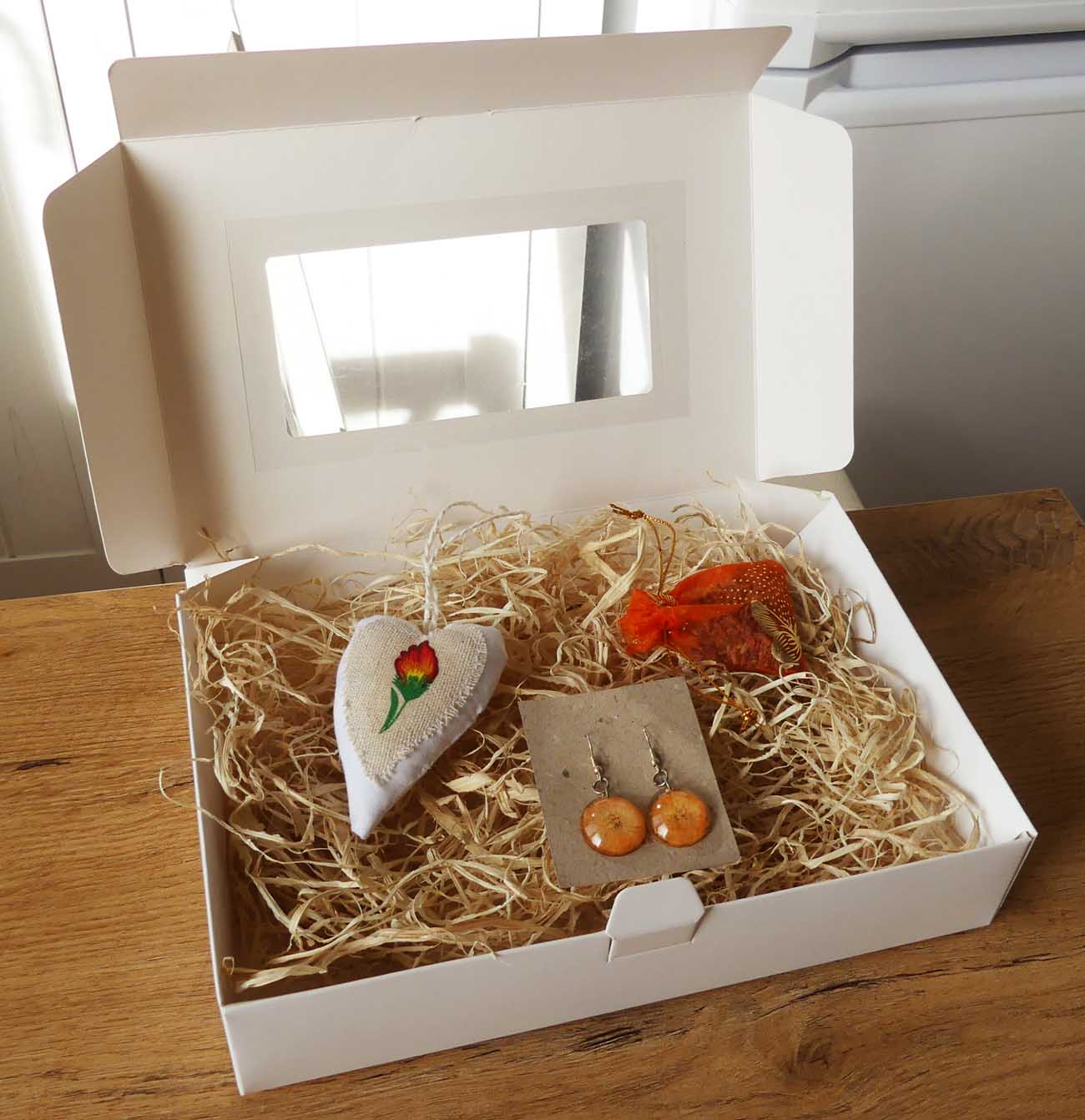 Oranžový darčekový box pre ženy so živicovými náušnicami a dekoráciami