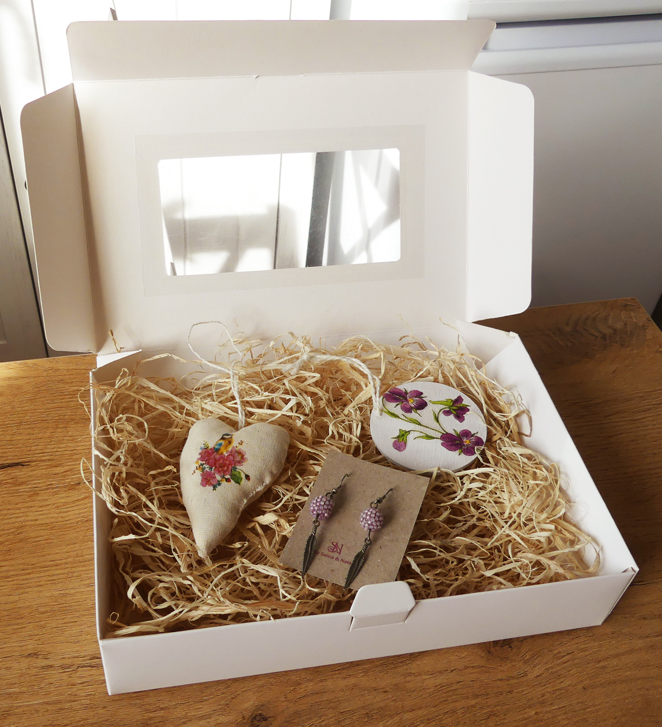 Fialový darčekový box pre ženy s náušnicami a dekoráciami