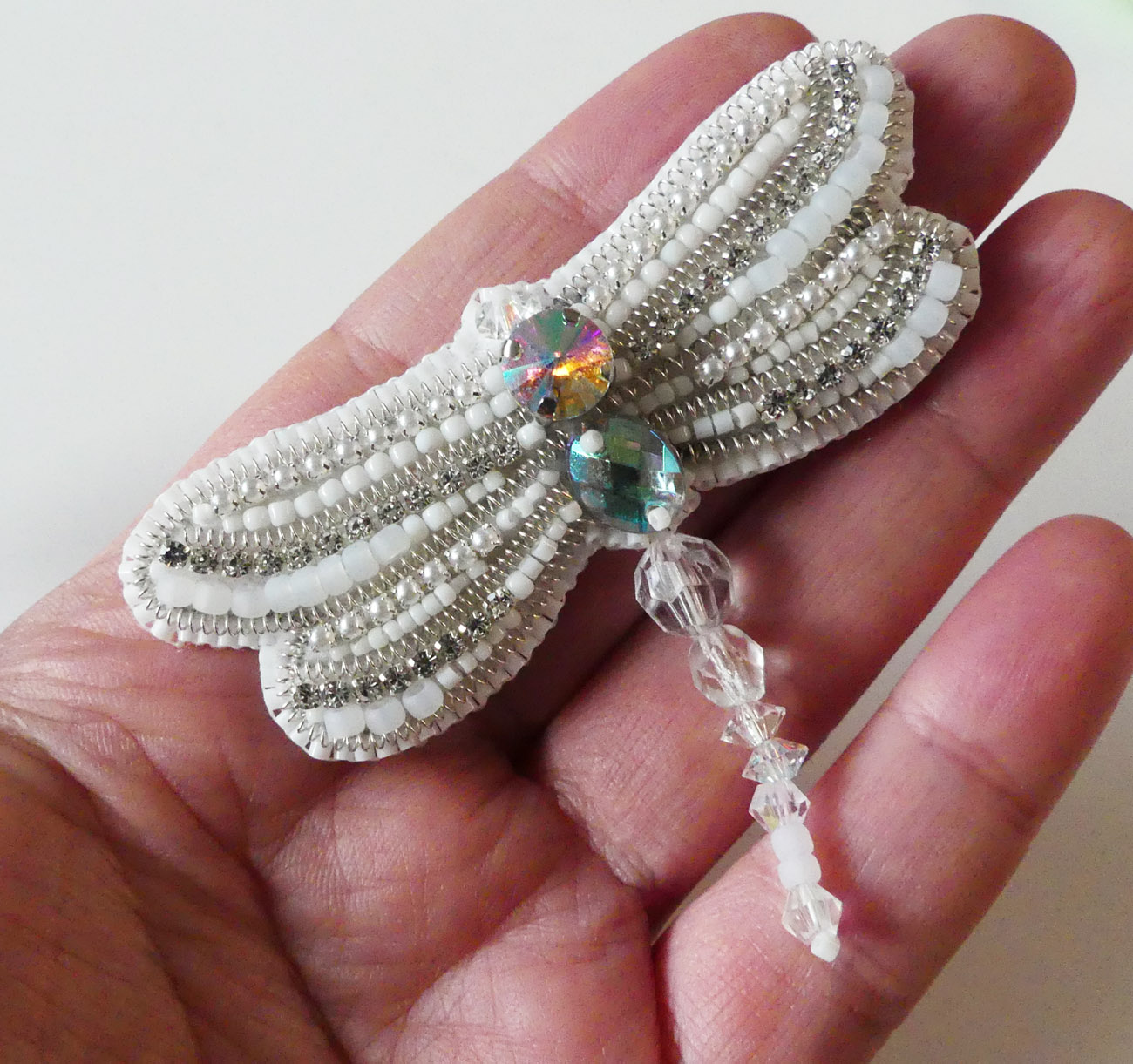 Handmade šitá korálková brošňa biela vážka