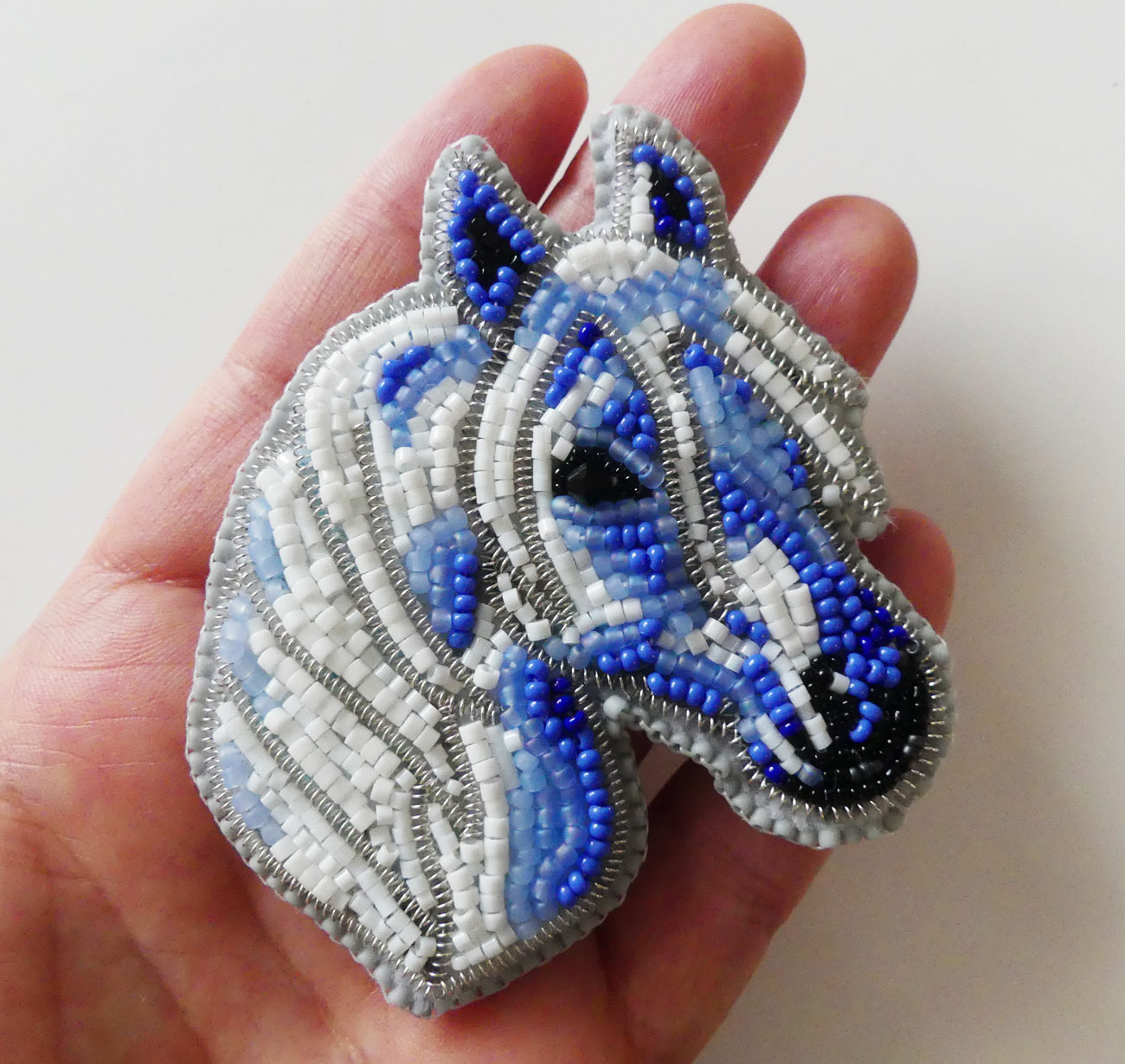 Handmade šitá korálková brošňa kôň