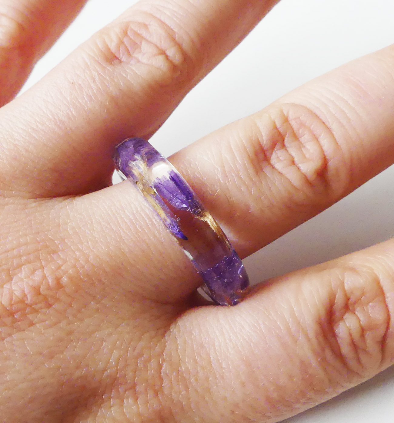 Živicový prsteň s fialovými kvetmi