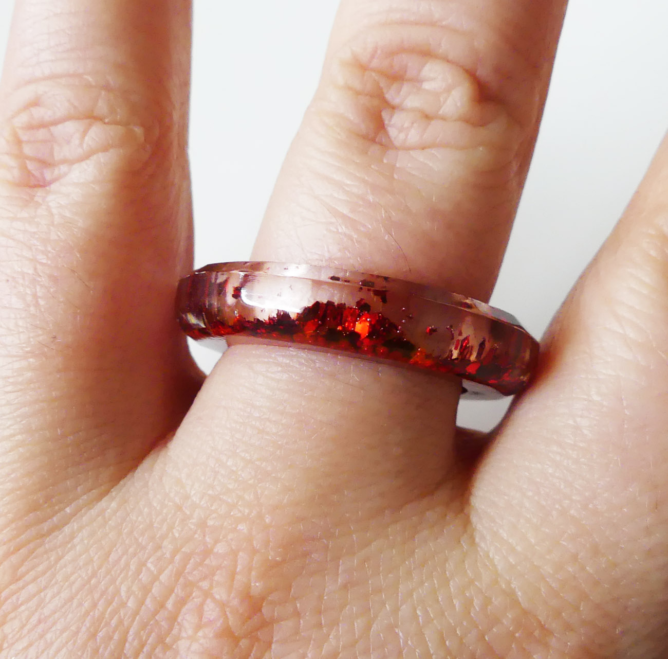 Živicový prsteň s červenými trblietkami