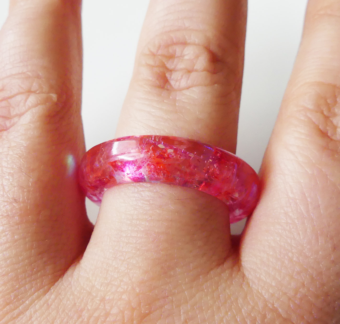 Živicový prsteň s červeno-ružovými holografickými trblietkami