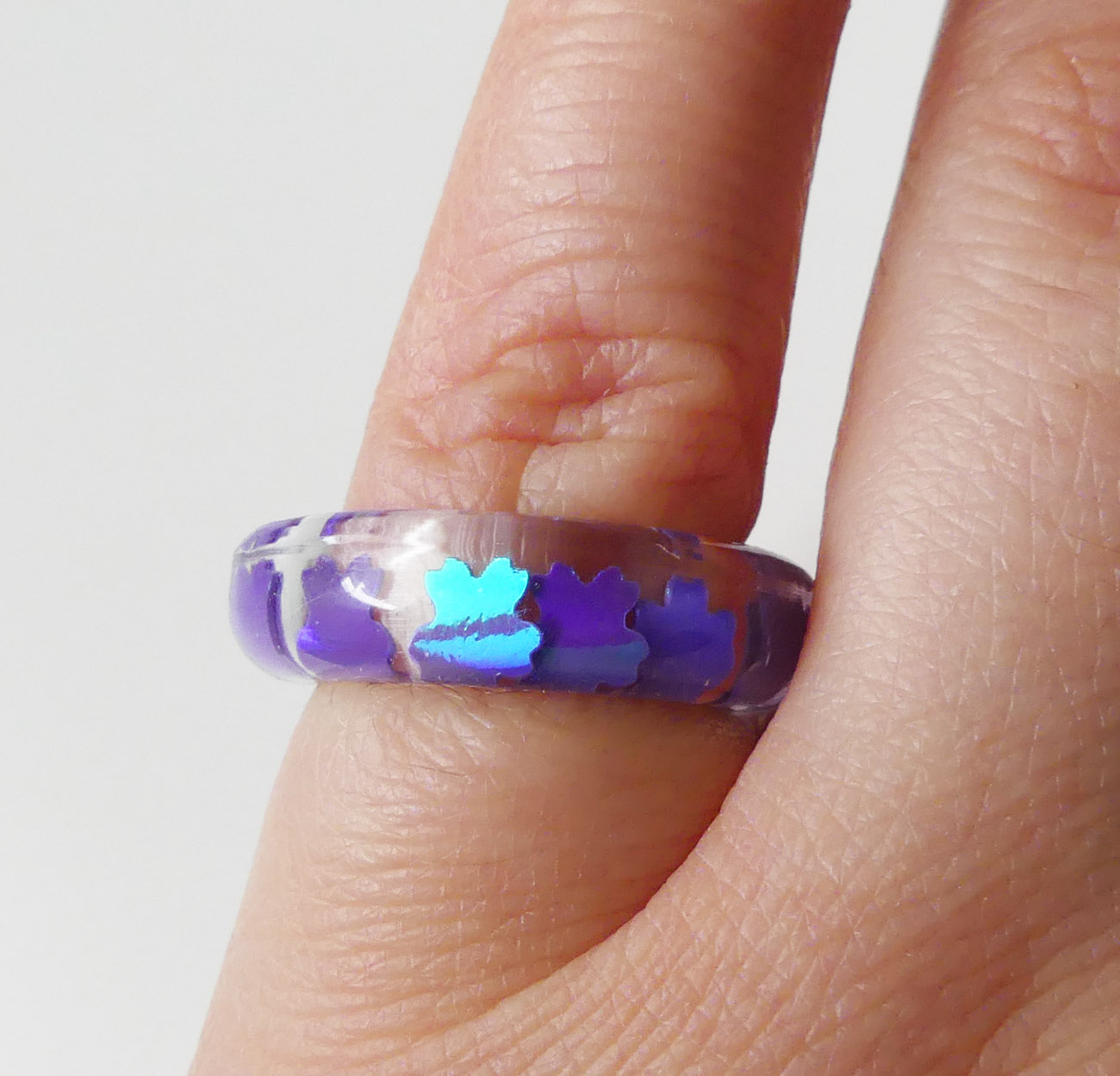 Živicový prsteň s fialovými kvetinovými flitrami