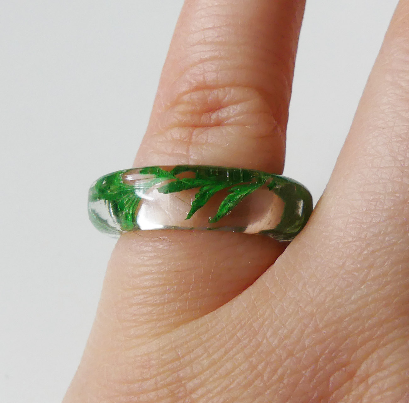 Živicový prsteň so zelenými listami
