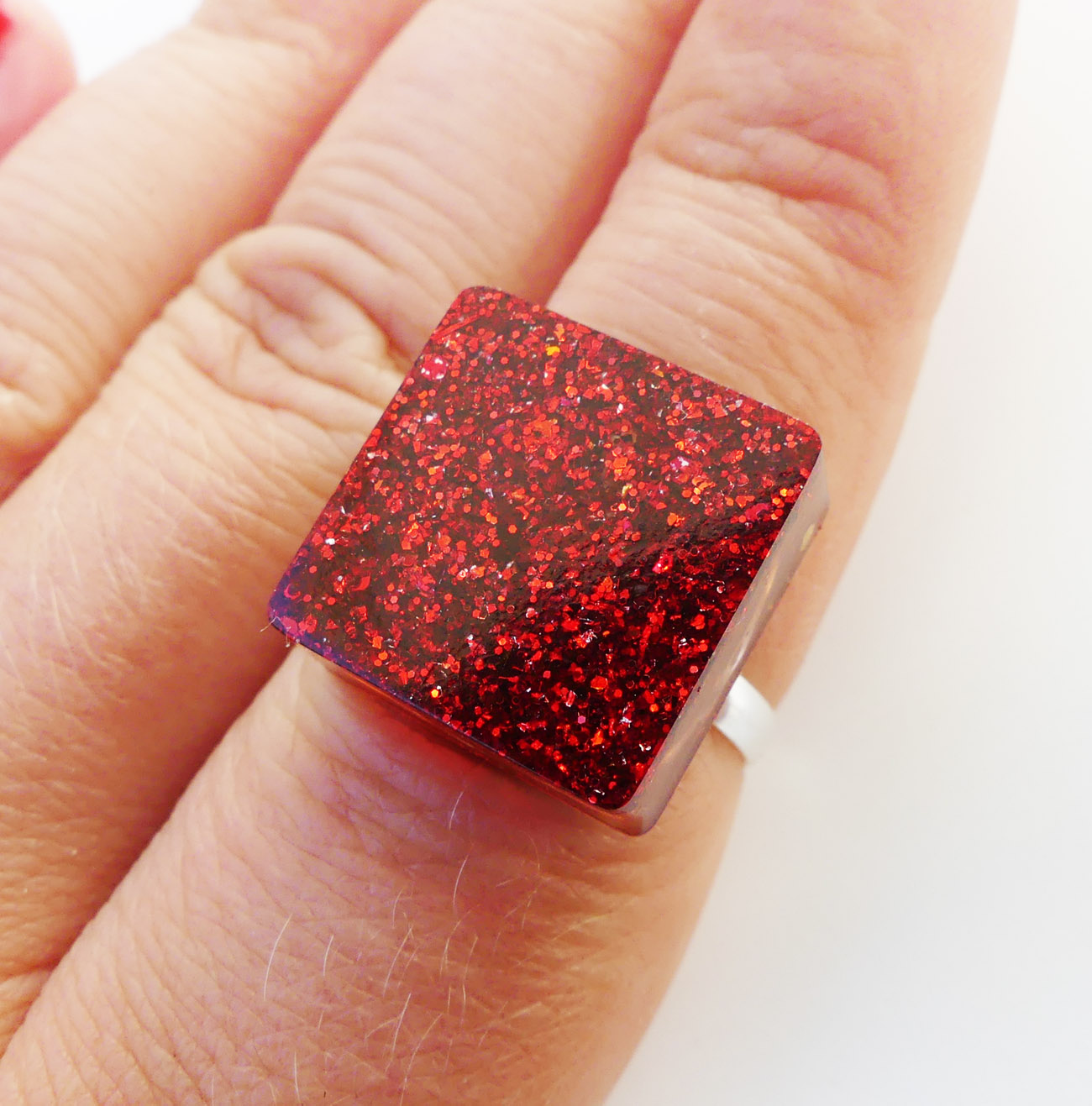 Handmade živicový štvorcový prsteň s červenými trblietkami 