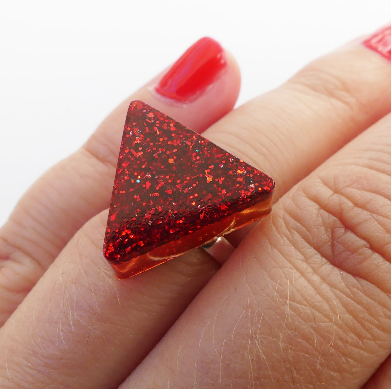 Handmade živicový trojuholníkový prsteň s červenými trblietkami 