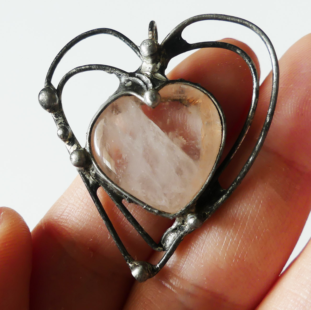 Cínovaný tiffany prívesok srdce s liečivým kameňom ruženínom 