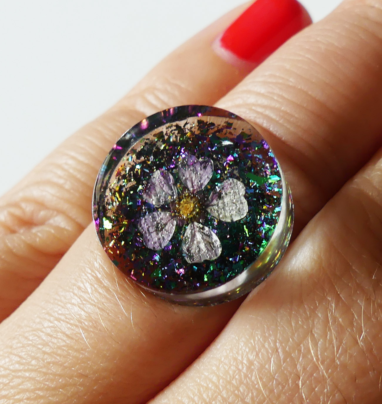 Handmade živicový kruhový prsteň s kvetom a trblietkami 