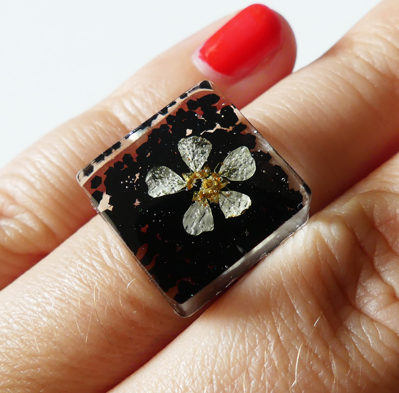 Handmade živicový štvorcový prsteň s bielym kvetom a trblietkami 