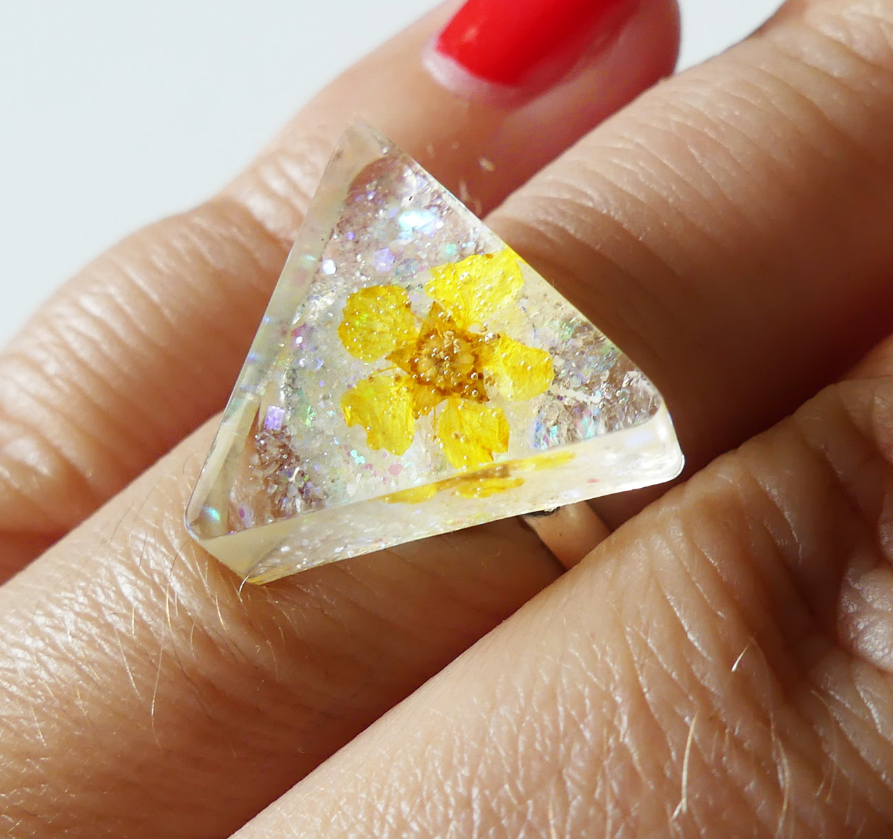 Handmade živicový trojuholníkový prsteň so žltým kvetom a trblietkami 
