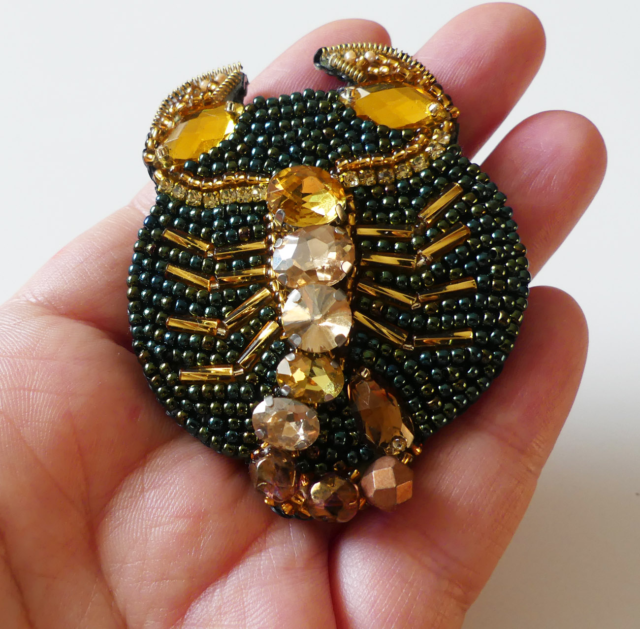 Handmade šitá korálková brošňa pre znamenie zverokruhu - škorpión