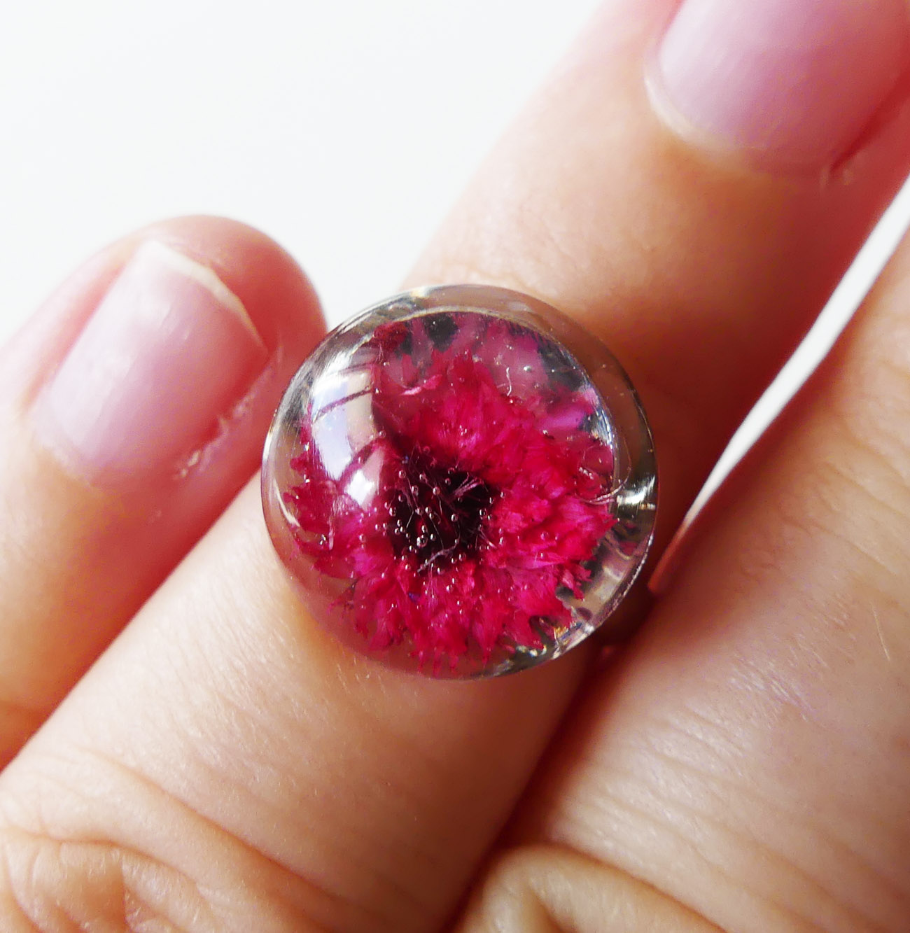 Handmade živicový polguľový prsteň - cyklámenový kvet