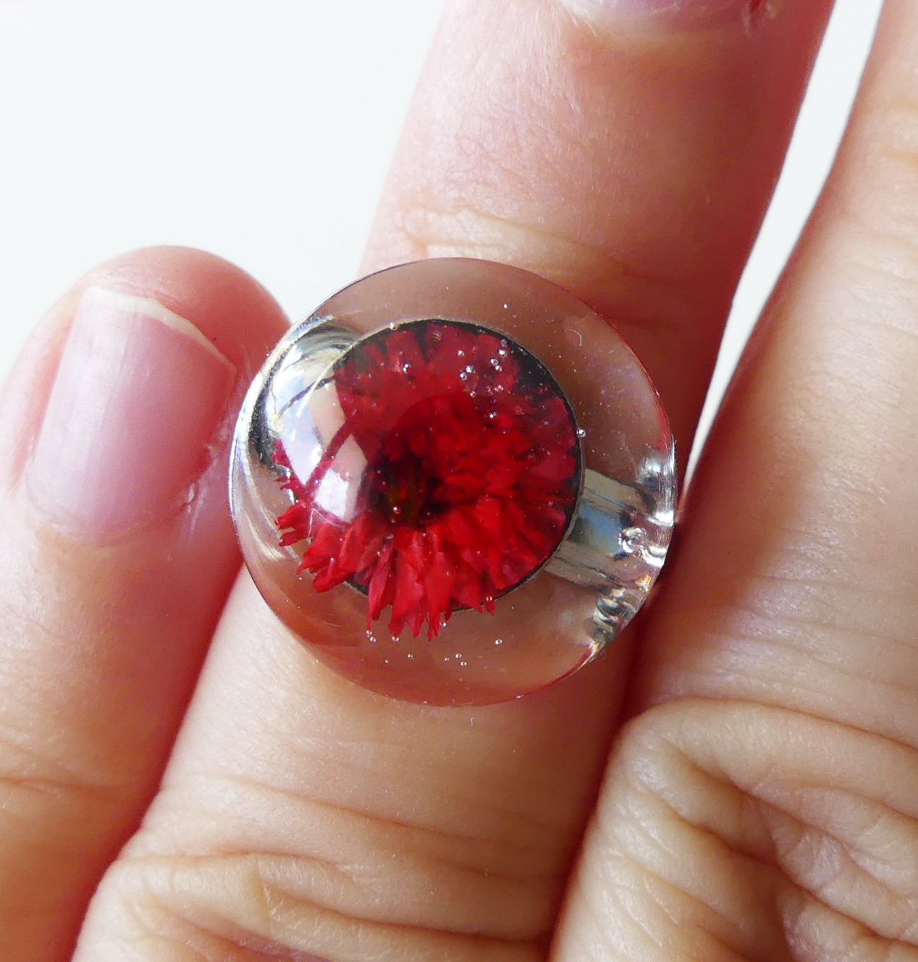 Handmade živicový polguľový prsteň - červený kvet