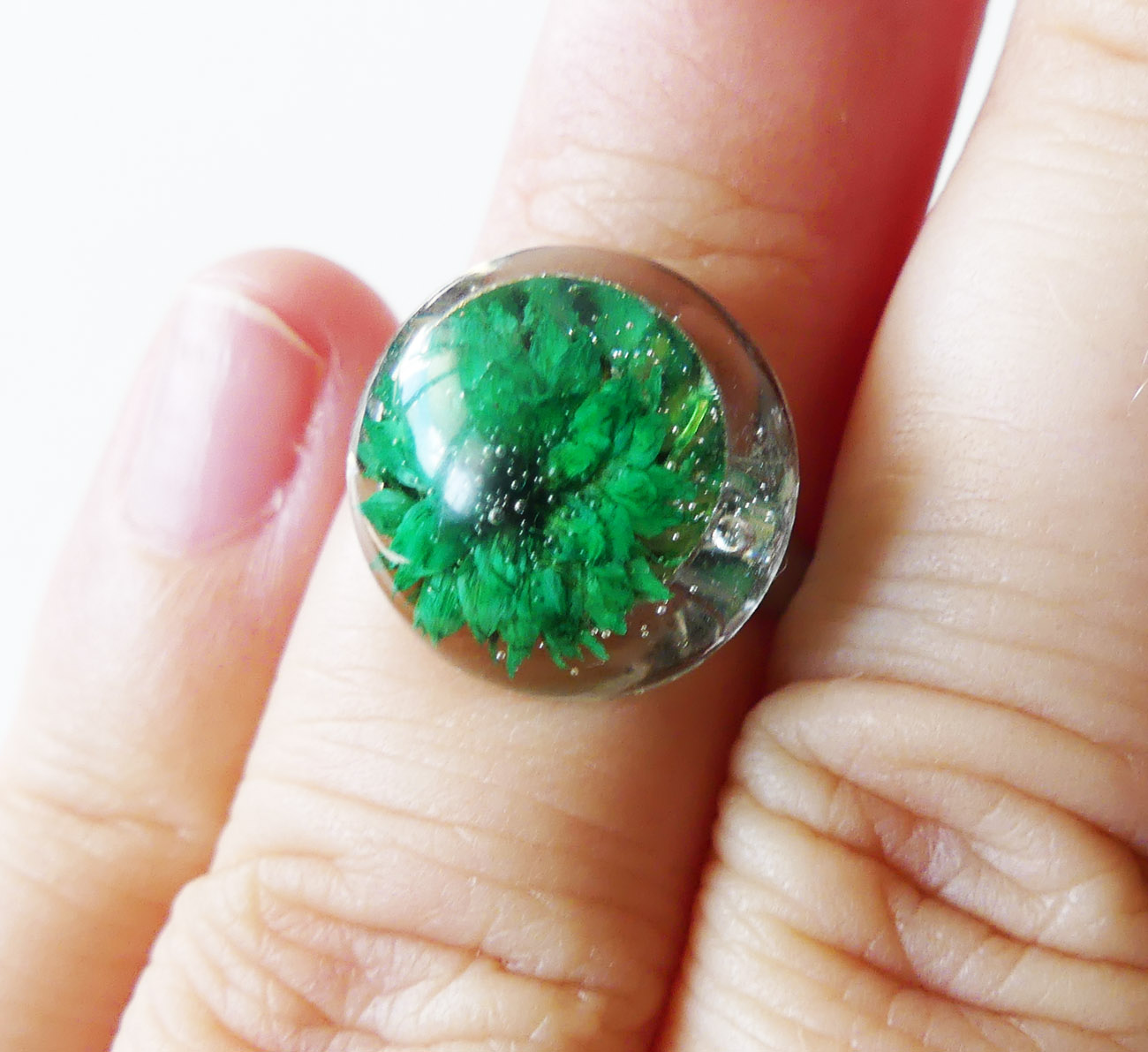 Handmade živicový polguľový prsteň - zelený kvet