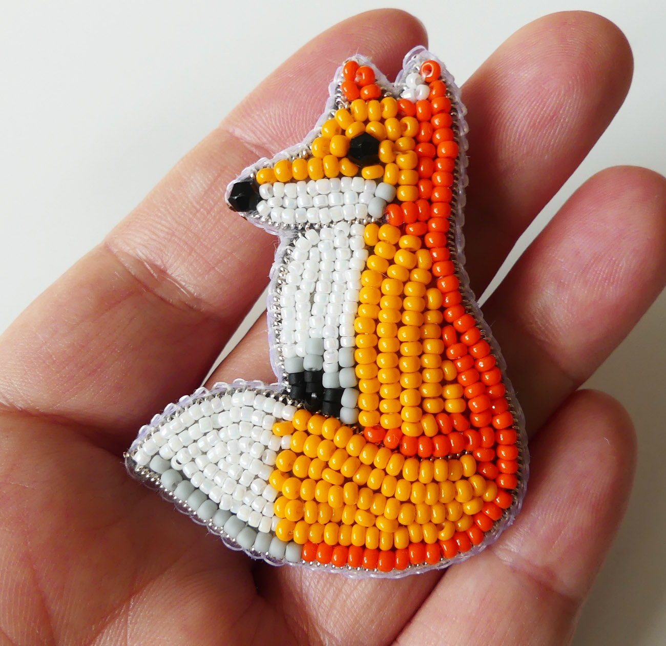 Handmade šitá korálková brošňa líška