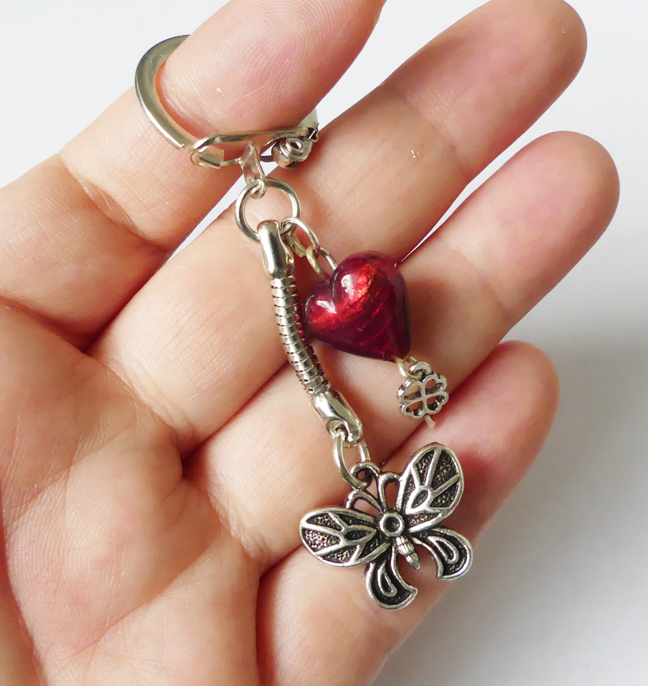 Handmade kľúčenka/prívesok s motýľom a červenou sklenenou korálkou