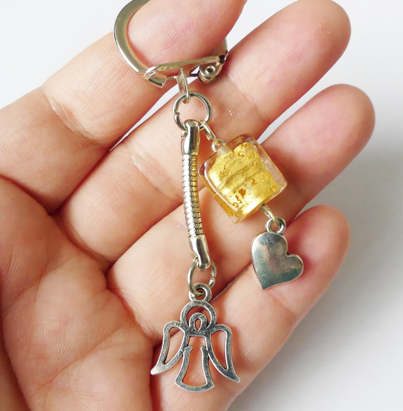 Handmade kľúčenka/prívesok s anjelikom a zlatou sklenenou korálkou