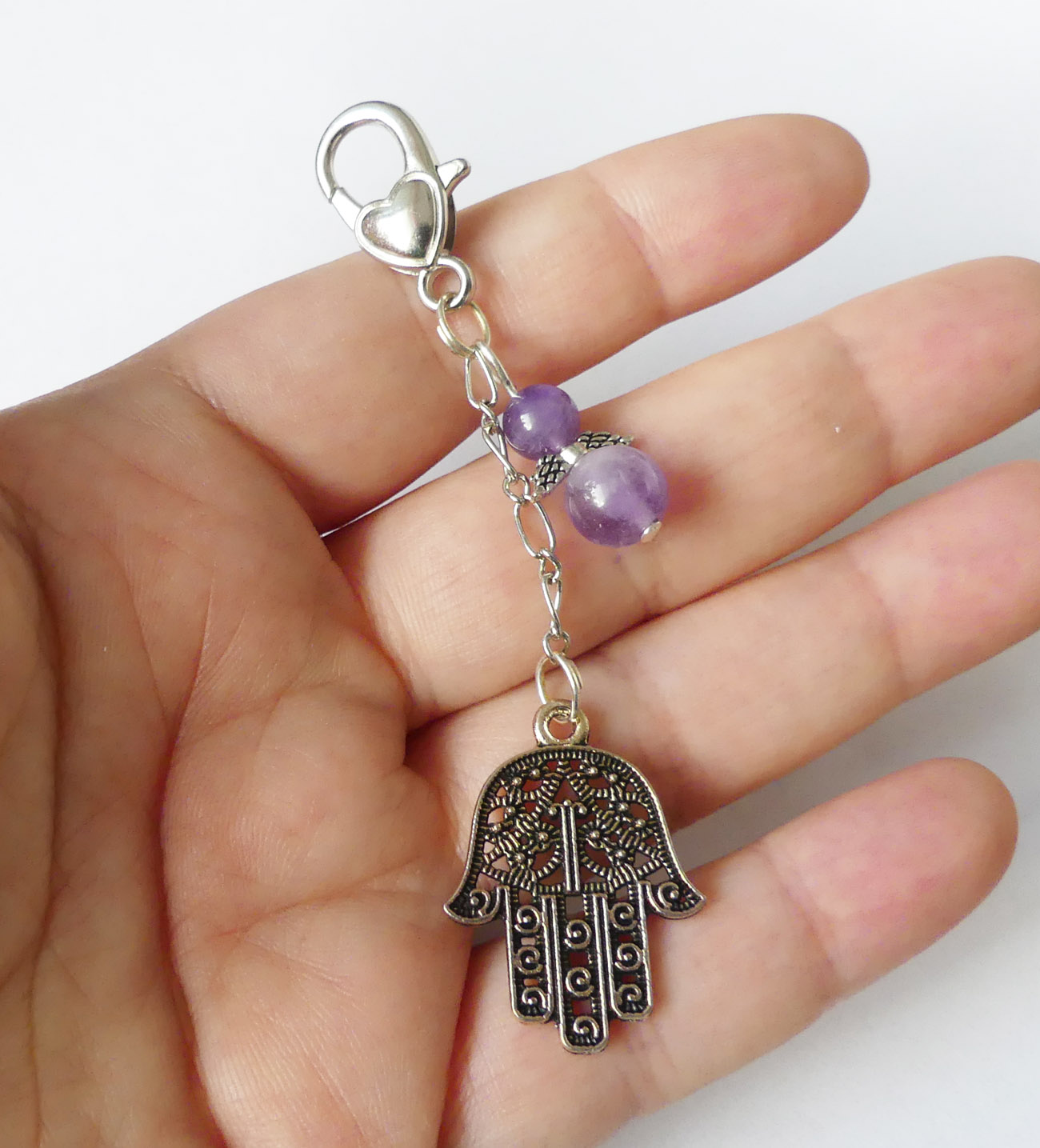Handmade kľúčenka/prívesok s rukou hamsa a anjelikom z liečivého kameňa ametystu