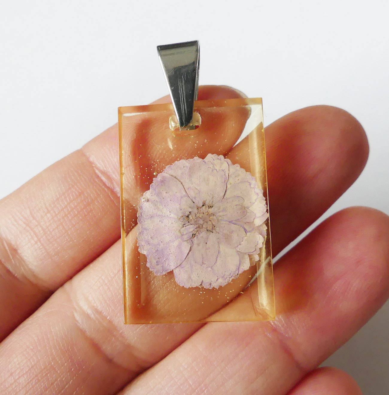 Živicový prívesok s fialovým kvetom - chirurgická oceľ