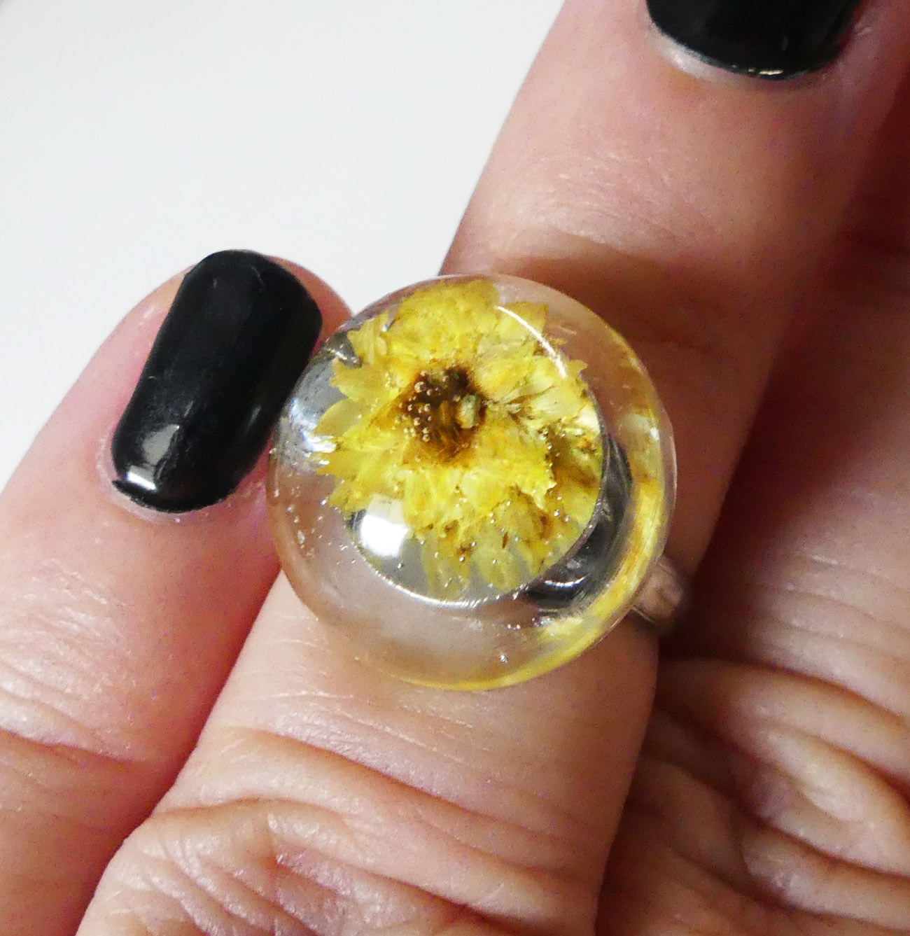 Handmade živicový polguľový prsteň - žltý kvet