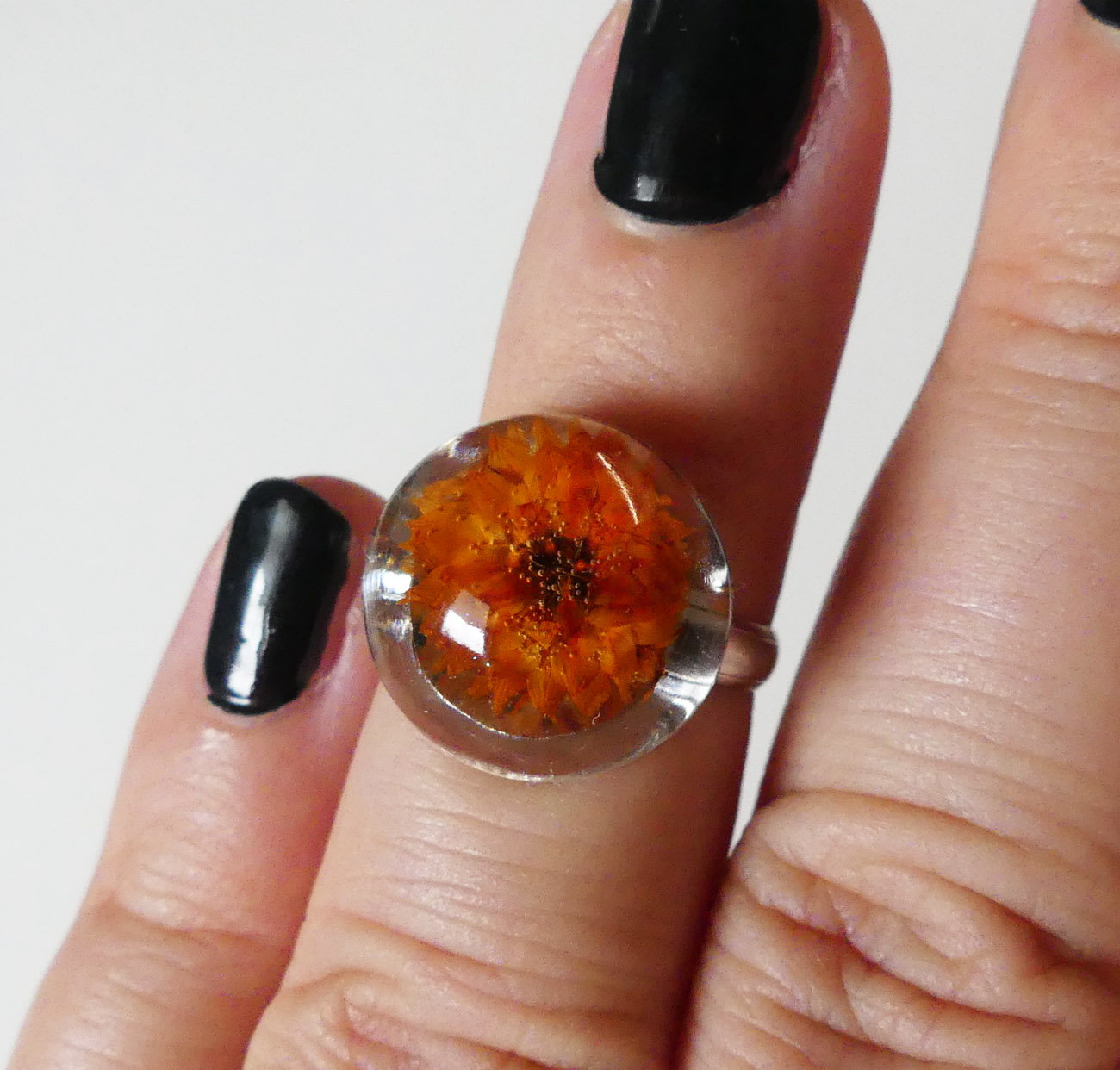 Handmade živicový polguľový prsteň - oranžový kvet