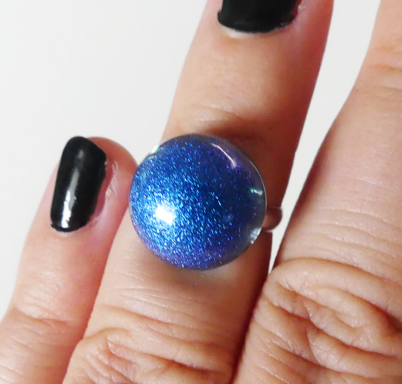 Modrý pertleťový živicový polguľový prsteň 