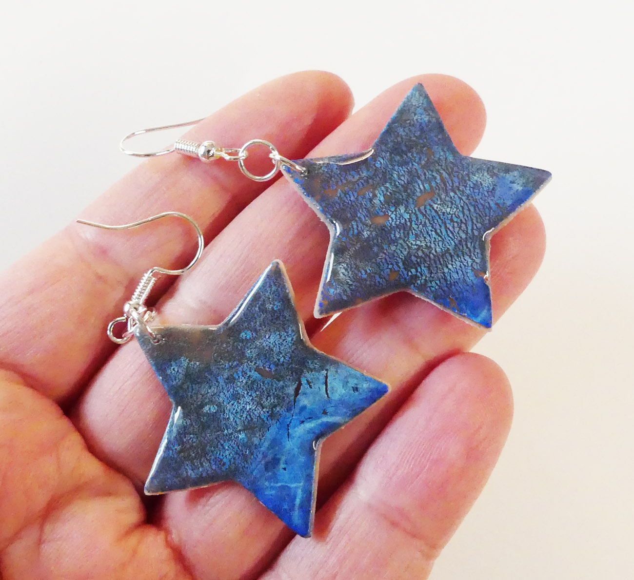Modré visiace náušnice hviezdy z polymérovej hmoty