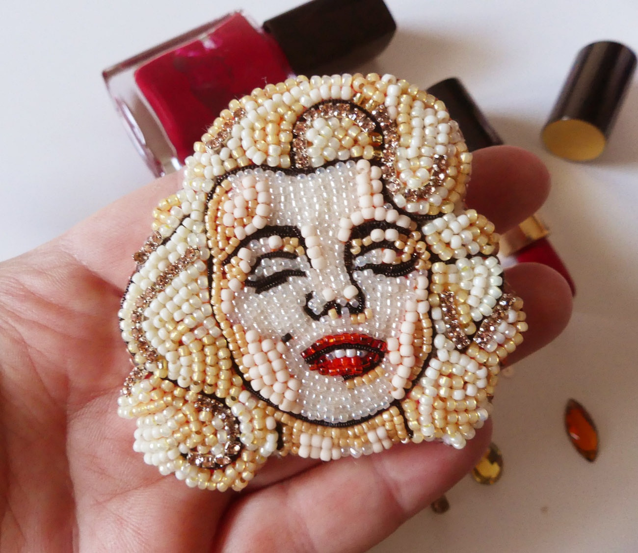 Handmade šitá korálková brošňa Marilyn Monroe