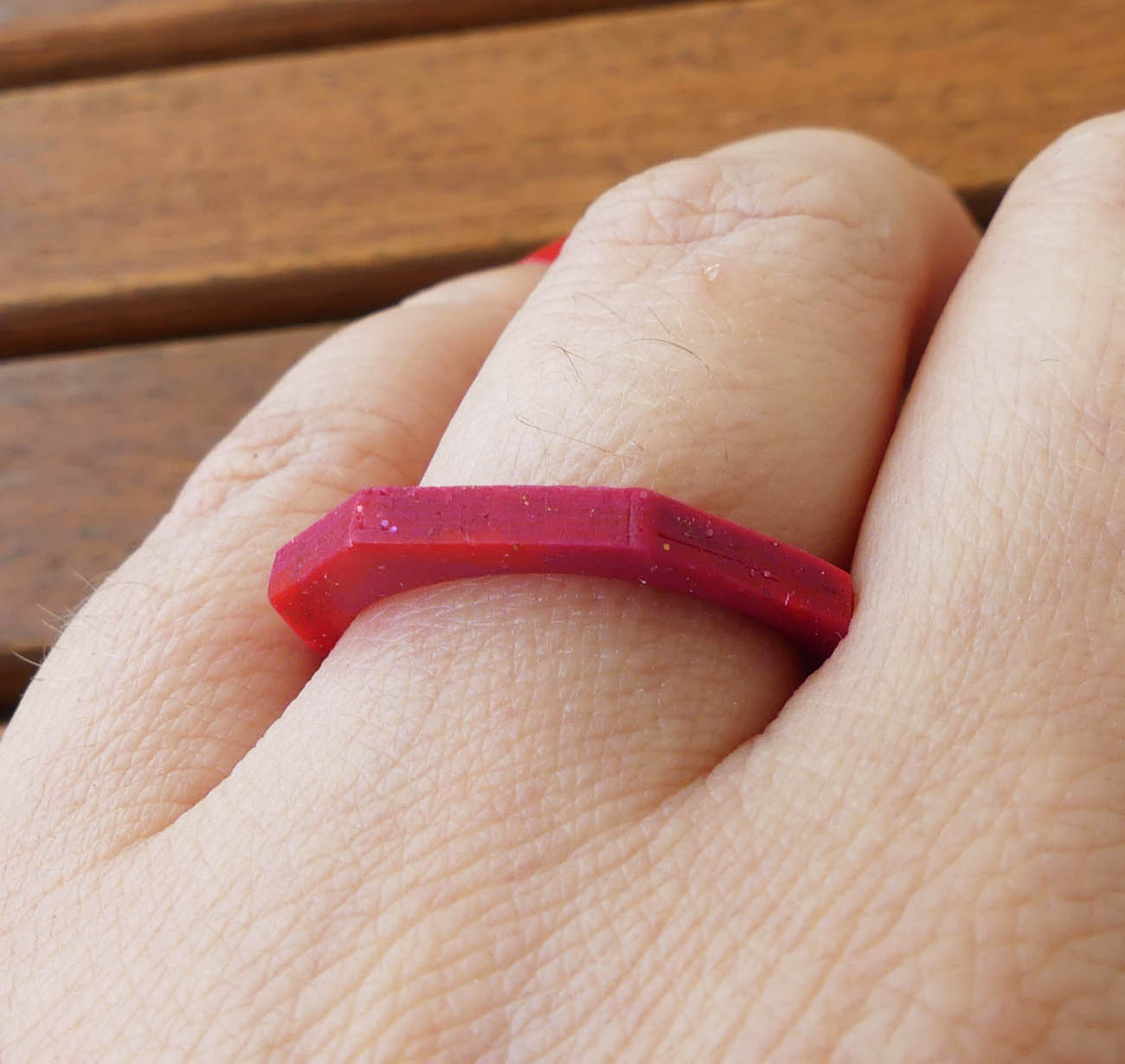 Minimalistický bordový fimo prsteň