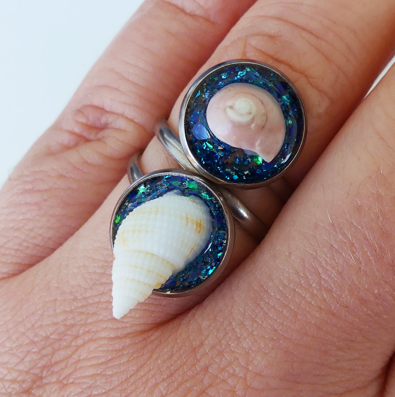 Handmade živicový prsteň z chirurgickej ocele s morskými mušľami