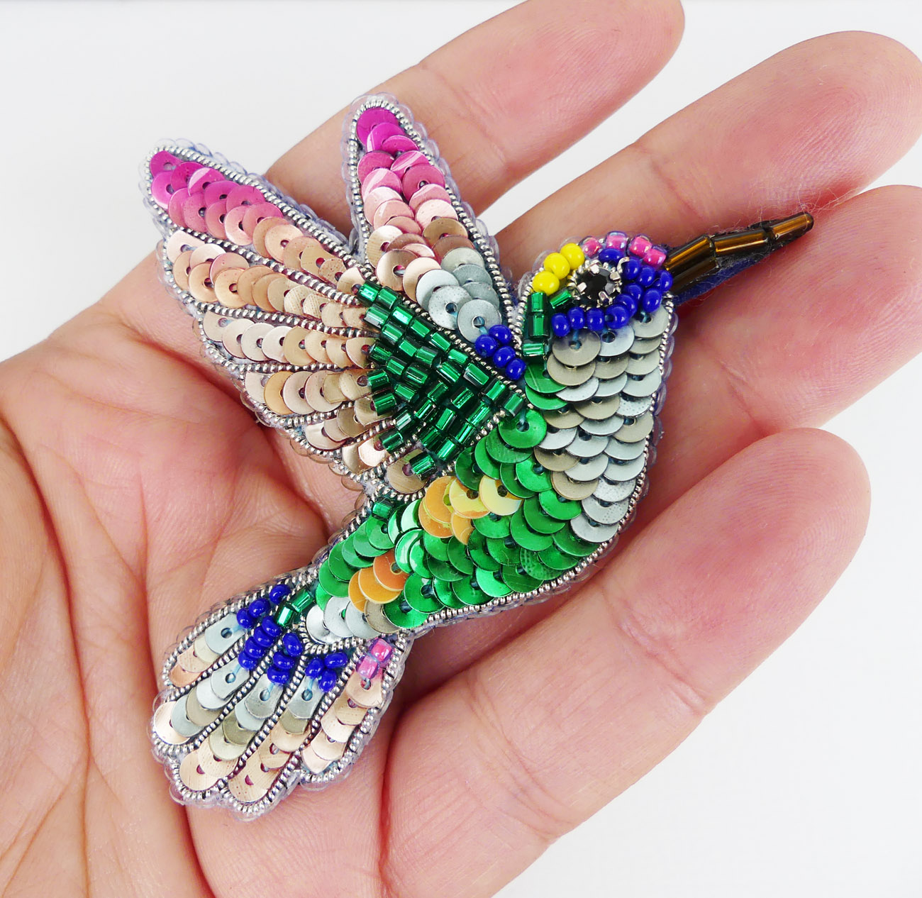 Handmade šitá korálková brošňa kolibrík