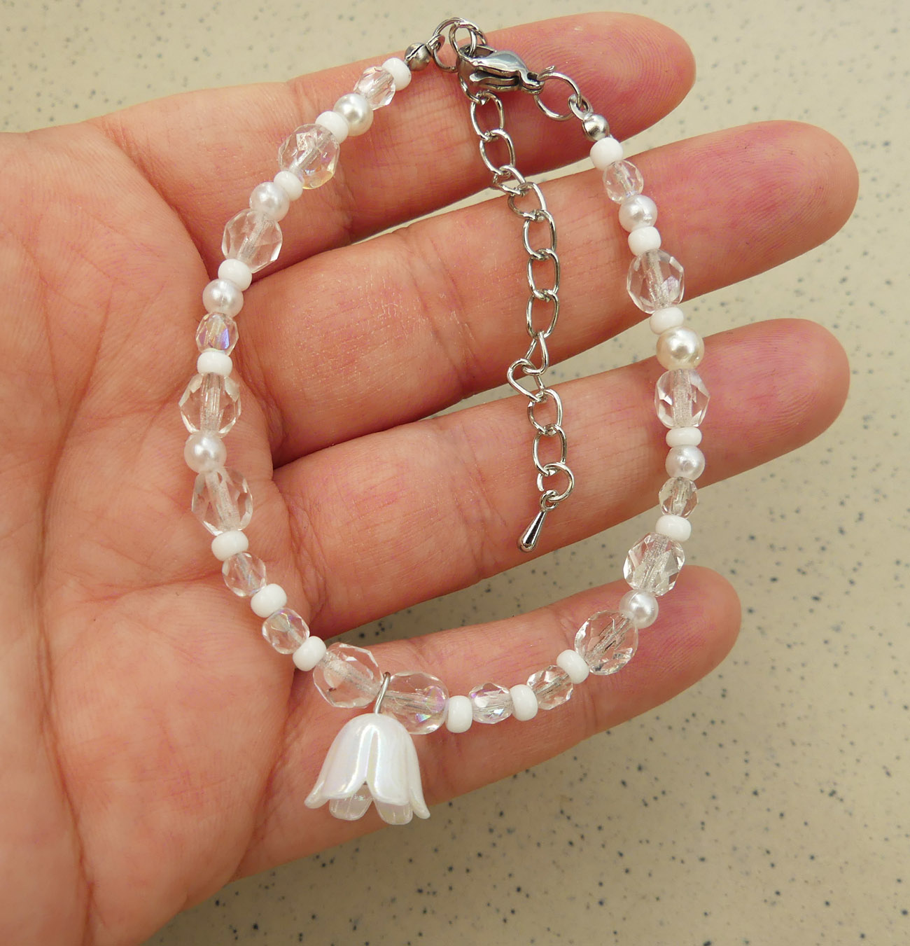Handmade náramok biele kvety - chirurgická oceľ