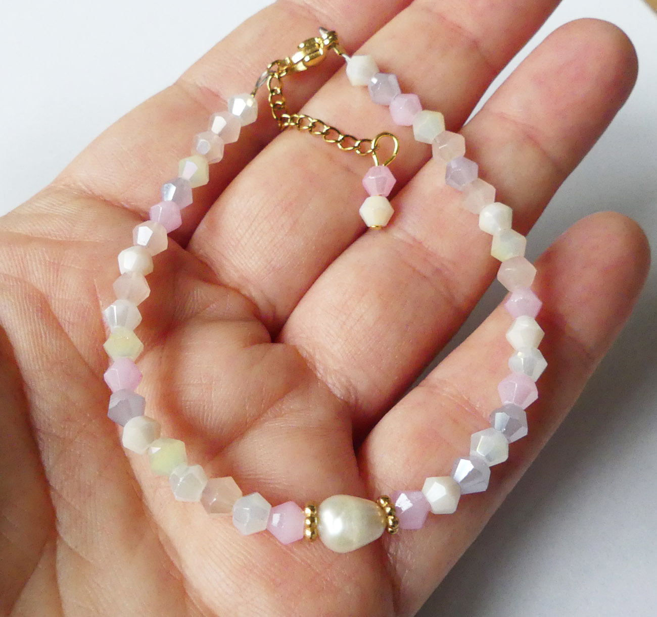 Handmade bledoružový náramok s riečnou perlou - chirurgická oceľ