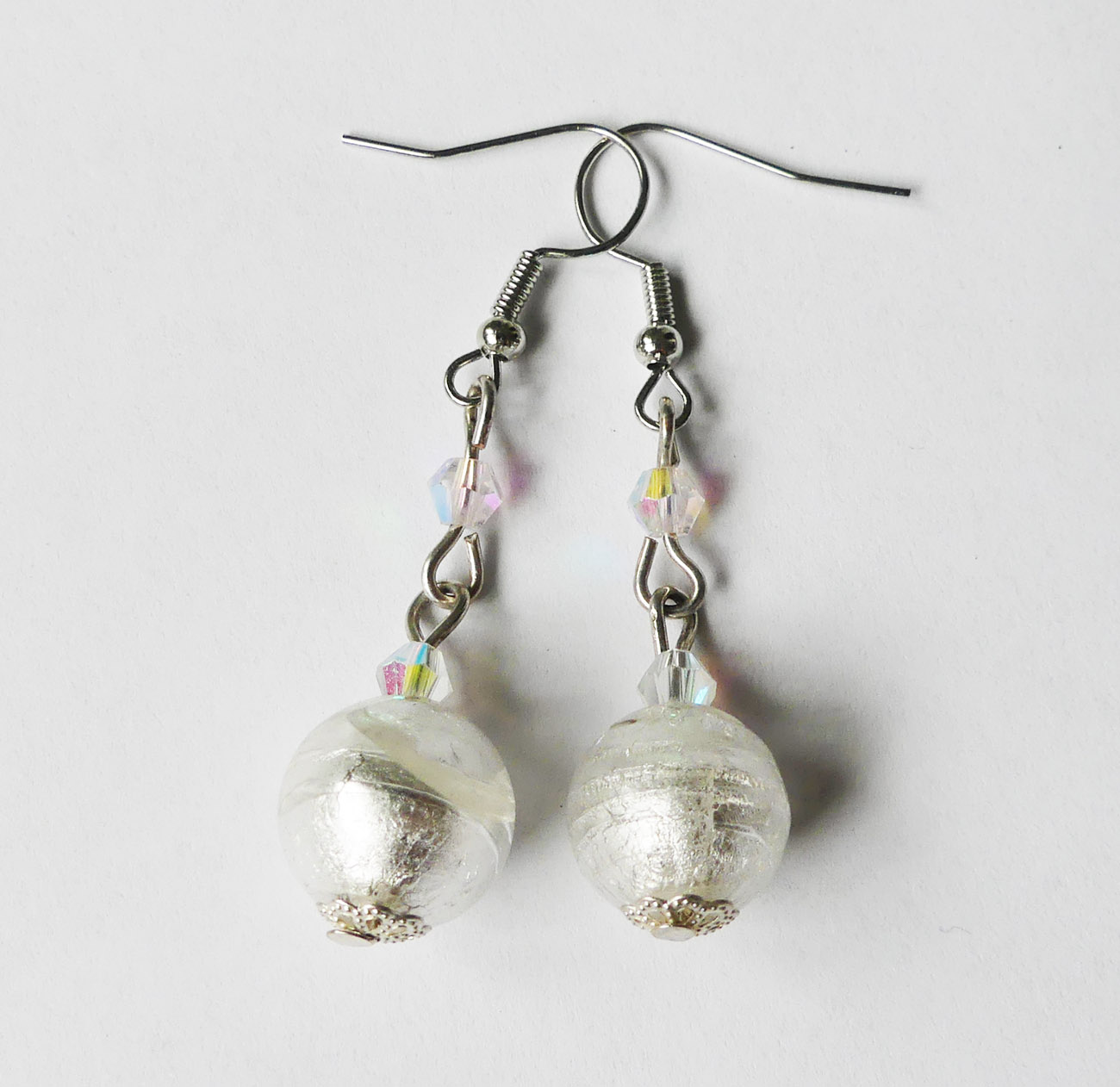 Handmade biele sklenené náušnice - chirurgická oceľ