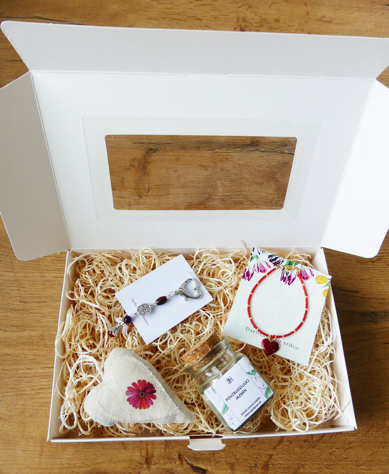 Handmade darčekový box s kľúčenkou, náramkom a sviečkou a dekoráciou