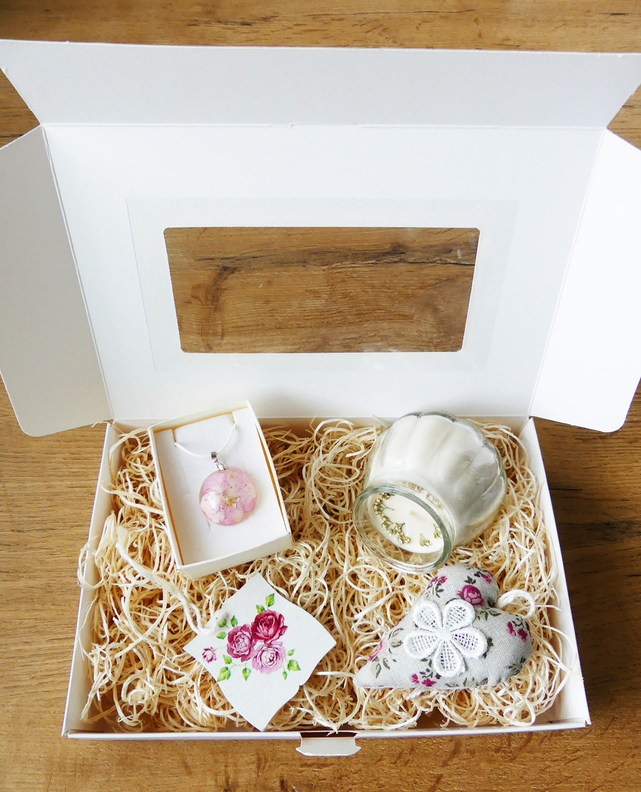 Handmade darčekový box s príveskom, sviečkou a dekoráciami