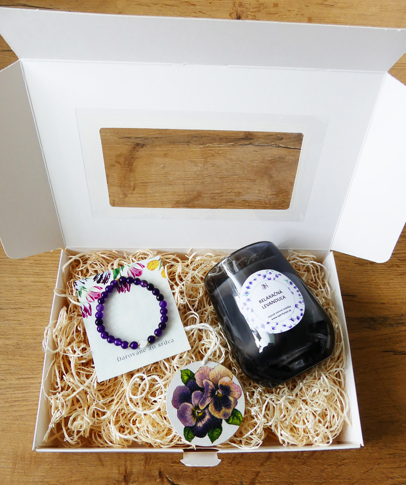 Handmade fialový darčekový box s náramkom, sviečkou a dekoráciou