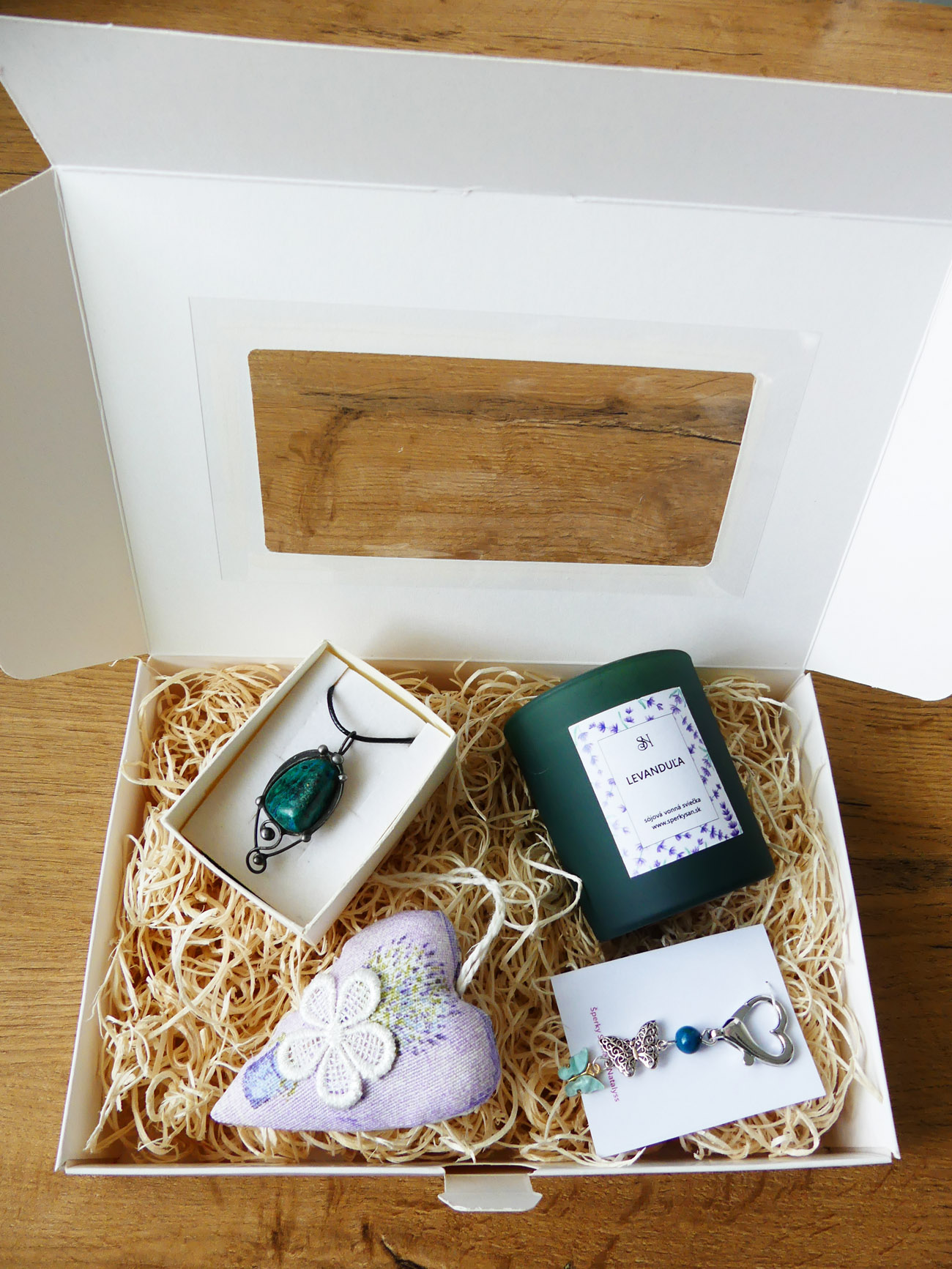 Handmade smaragdový darčekový box s príveskom, kľúčenkou, sviečkou a dekoráciou
