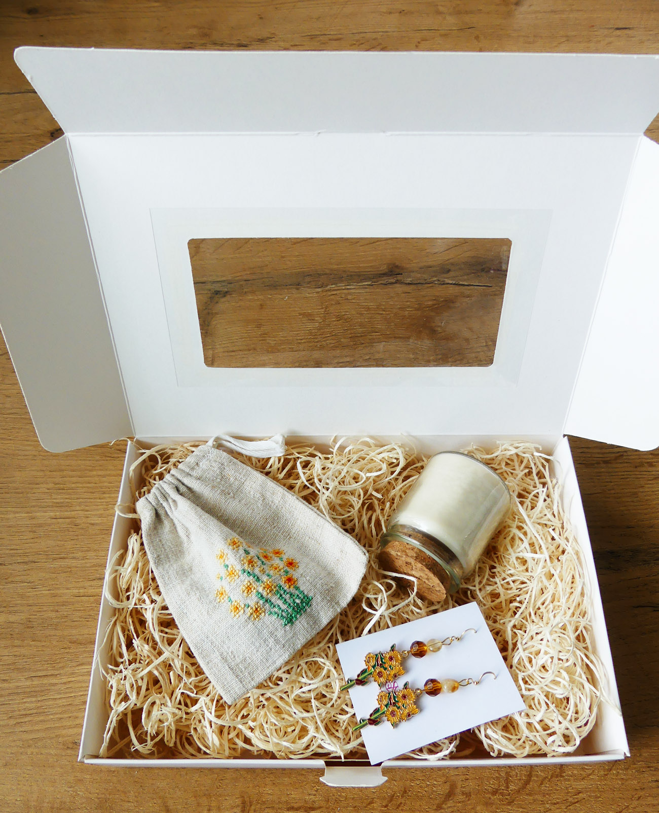 Handmade žltý darčekový box s náušnicami, sviečkou a dekoráciou