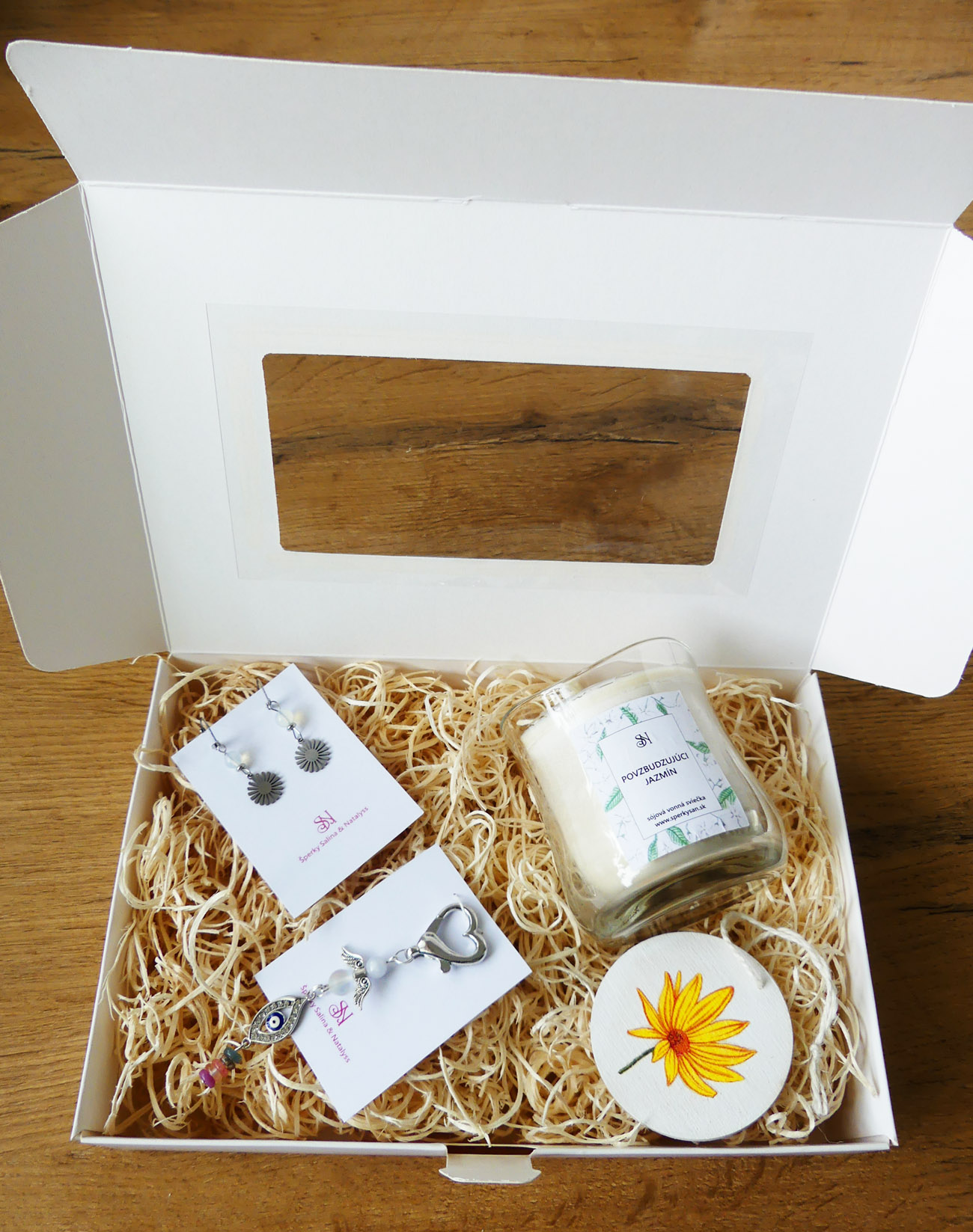 Handmade darčekový box s náušnicami, sviečkou, kľúčenkou a dekoráciou