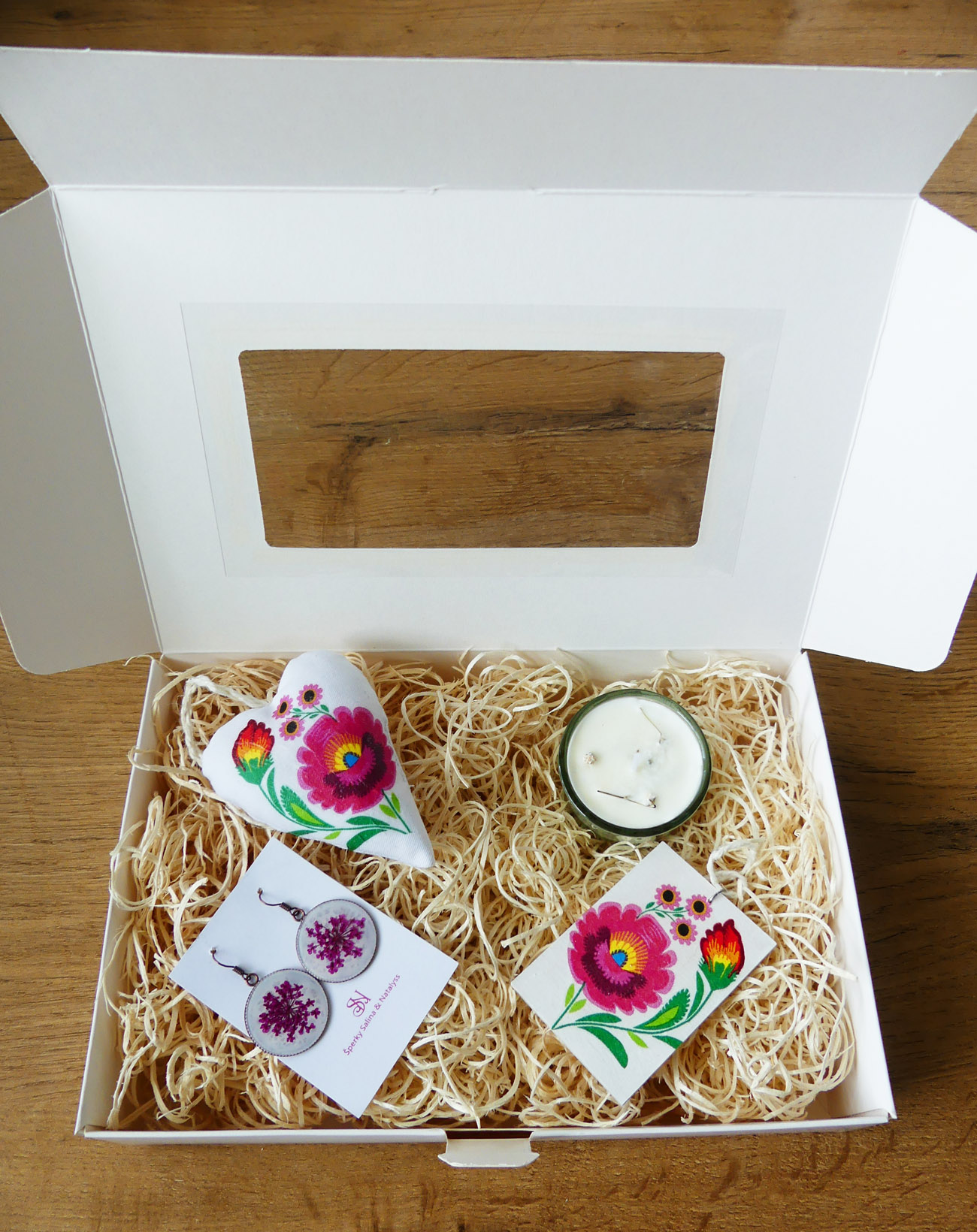 Handmade folklórny darčekový box s náušnicami, sviečkou a dekoráciami