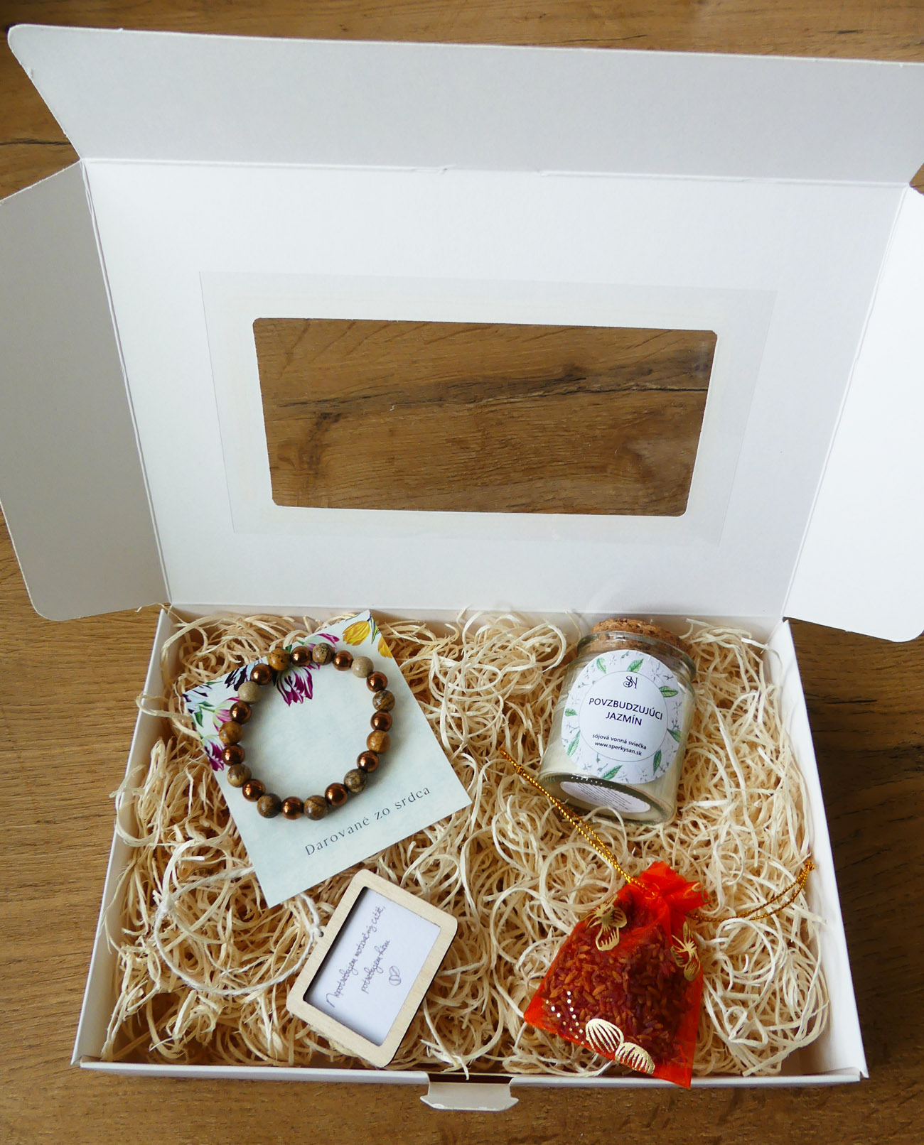 Handmade darčekový box s náramkom, sviečkou a dekoráciami